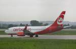 stuttgart-str Eine Air Berlin-Boeing 737-700 auf dem Flughafen Stuttgart (STR) am 2. Juni 2010 zwei Stunden nach dem Take-off des Lufthansa-Airbus A380-800
