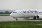 stuttgart-str Eine Cyprus Turkish Airlines-Boeing 737-800 beim Rollen auf die Bahn 26, auf der sie in wenigen Minuten starten wird (02.06.10)