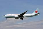 Eine Boeing 777-233LR von Air Canada mit der Kennung C-FIUF ...
