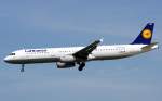 Ein Airbus A-321-131 von Lufthansa mit der Kennung D-AIRC mit ...