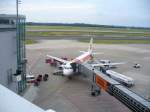 Eine Maschine von Iberia wird am D�sseldorfer Flughafen gerade bearbeitet . ...