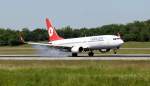Eine Boeing B 737-8F2 der Turkish Airlines mit der Kennung ...