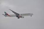 BOEING 777-300ER der Emirates setz in Vienna (VIE) auf ...