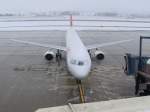 Arbeitslos und leicht verschneit wartet im Winter 2005 eine A ...