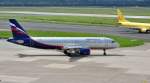 A320 A 320-214 VP-BKX der Aeroflot reiht sich hinter (dachte ich ... ist aber andersrum!!) B 737 von TUIfly auf dem Rollweg in D�sseldorf ein - 07.06.2010