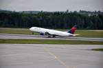 Eine BOEING 767-396/ER von DELTA AIRLINES startet am 28.5.2010 von ... Eine BOEING 767-396/ER von DELTA AIRLINES startet am 28.5.2010 von ...