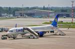 Condor Boeing 757-300 der Condor, D-ABOG mit Fluggaststeigen auf dem Vorfeld in D�sseldorf - 07.06.2010