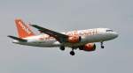 Easyjet AIRBUS A319-111 von EASYjet,Kennung G-EZIS, beim Landeanflug auf Piste 34 in VIE am 28.7.2010.