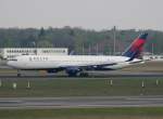 Delta Airlines B 767-332(ER) N187DN nach der Landung in Berlin-Tegel ...
