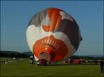 heisluftballone Nachdem die Ballonh�lle fast vollst�ndig mit Luft gef�llt ist und sich leicht anhebt, wird mit einem Brenner die Luftmasse erhitzt und der Ballon richtet sich vollends auf. Mosel Ballon Fiesta in Trier-F�hren am 21.08.10.