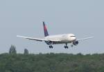 Delta Airlines Delta Airlines B 767-332(ER) N1200K im Landeanflug in Berlin-Tegel am 03.06.2010