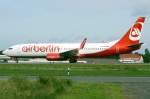 Air Berlin Eine Boeing 737-800 von Air Berlin mit 'operated by TUIfly'-Schriftzug mit der Registrierung D-AHFW bei der Landung in Berlin-Tegel am 19. August 2010