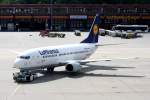 Lufthansa Die Lufthansa-Boeing 737-300 mit Registrierung D-ABED beim Push-back in Berlin-Tegel am 19. August 2010