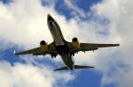 Tuifly Nur wenige Meter �ber dem Kaufhaus 'Clou' befindet sich hier die TUIfly-Boeing 737-800 D-AHFB im Anflug auf den Berliner Flughafen Tegel (16.08.2010)