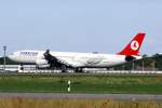 Turkish Airlines Touch-down des Turkish Airlines-Airbus A340-313X TC-JDN am 19. August 2010 in Berlin-Tegel
