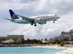Continental 737 im Landeanflug auf St.Maarten  ...