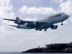 Corsair 747 im Landeanflug auf St.Maarten  ...