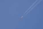 Eine Air India-Boeing 777 fliegt in Reiseflugh�he �ber dem Bodensee ...