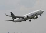 EgyptAir B 737-866 SU-GCS beim Start in Berlin-Sch�nefeld am 08.06.2010 ...