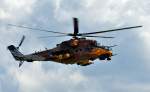 Mi-24 Hind �berfliegt Flugplatz ...  Rolf Reinhardt 13.09.2010