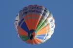 Ein Hei�luftballon mit BGV-Werbung (Badisch Gut Versichert) fliegt dicht �ber ...