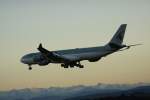 Ein Airbus A-340-541 von Qatar Airways mit der Kennung A7-HHH ...