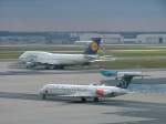 frankfurt-am-main-fra Boeing 747-400 (Lufthansa)wartet auf die Startfreigabe an der Landebahn.