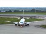 dresden-drs Die Boeing 737-800 (B7378) D-ABBR der Air Berlin ist als Flug AB 5327 aus Teneriffa in Dresden-Klotzsche gelandet und rollt jetzt zur Parkposition; 3.10.2007
