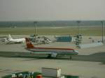 Airbus A 320 der LTU rollt Richtung Startbahn.  ...