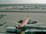 Airbus A320 der LTU wird f�r den Flug beladen.  ...