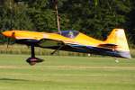 Der Kunstflieger Martin Steinbach beim Flugplatzfest Karlsruhe-Forchheim beim Start am ...
