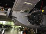 Deutsches Museum Munchen In der Hauptstelle des Deutschen Museums in M�nchen ist eine alte Ju 52 ausgestellt. Hier ist ein Teil der Verkleidungen eines der Propellertriebwerke hochgeklappt. (Juli 2004)