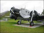 Junkers Beim Besucherzentrum des Flughafens in M�nchen ist eine Junkers Ju 52 in den Farben der Lufthansa ausgestellt. (Juli 2004)