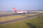 Ein A330 rollt bei SOnnenschein im Sommer 2005 auf die ...
