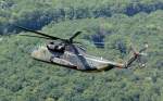 VFW-Fokker (Lizenzbau von Sikorsky) CH-53 G, Heer 85+04, beim Tiefflug ...