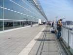 frankfurt-am-main-fra Eim Blick auf die Besucherterasse des Frankfurter Flughafen. Um auf diese Besucherterasse zu gelangen, muss man die gleichen Sicherheitskontrollen wie vor einem Flug durchgehen.