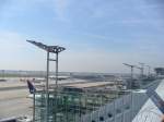 frankfurt-am-main-fra Gelungen finde ich die Konstruktion dieser Pfeiler des Frankfurter Flughafen. Am Kopf dieser Pfeiler befindet sich eine Konstruktion, die einem abhebendem Flugzeug �hnelt.