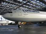 Ein Airbus A340-600 der Lufthansa wartet im Hangar  ...