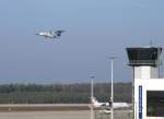 dresden-drs InterSky OE-LSB, eine De Havilland Dash 8-300 (DHC83), ist gestartet als Flug 3L 363 nach Friedrichshafen, am Boden rollt eurowings D-ACRD, eine Canadair Regional Jet CRJ200LR (CJ200), zum Start als Flug LH861 nach D�sseldorf; Dresden-Klotzsche, 21.11.2007
