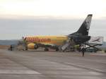 Tuifly D-AGEJ vor Beginn des Boarding auf dem Allg�u Airport Memmingerberg