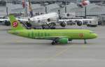 S 7 Airlines A ...  Frank Maczkowicz 03.04.2011