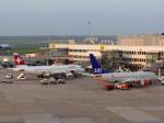 Swiss; HB-IJR; Airbus A320-214 + SAS Norge; LN-TUA; Boeing 737-705. ...