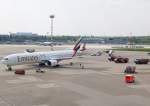 Emirates Nach einen extrem Qualemden Linken Fahrwerk, wurde die Feuerwehr zu dieser B777-300 gerufen. Circa 20 Meter vor dem Gate C02 wurde die Emirates zu einem Stop durch den Tower gezwungen, da der Pilot selber es nicht merkte.

17.04.2011 / A6-EMT / Boeing 777-31H
