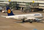 dusseldorf-dus D-AIQW - Dieser Lufthansa A320 hat nach der Langj�hrigen Partnerschaft mit dem Hamburger Airport einen Sticker bekommen.
17.04.2011 / A320-211 / D-AIQW