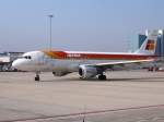 A320 Ein Airbus A 320 der Iberia rollt langsam �ber das Rollfeld des Flughafen Madrid Bajaras. (01/2005)