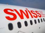 Swiss Der Schriftzug 'Swiss International Airlines' auf einem Airbus A 320 in Madrid.