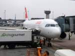 A320 Ein Airbus A 320, der gerade aus Madrid Barajas angekommen ist steht nun an der Gate in Z�rich-Kloten. (01/2005)
