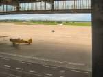 berlin-tempelhof-thf Flughafen Tempelhof, im Hintergrund startende Linienmaschine, Herbst 2007 ein Jahr vor dem Ende ...