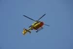Ein Eurocopter EC-135 P2 von der ADAC Luftrettung mit der ...