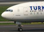 dusseldorf-dus Turkish Airlines, TC-JJC, Boeing 777-300 ER 'Karadeniz' (Manchester United-Sticker ~ Nase/Nose), 29.04.2011, DUS-EDDL, D�sseldorf, Germany 

